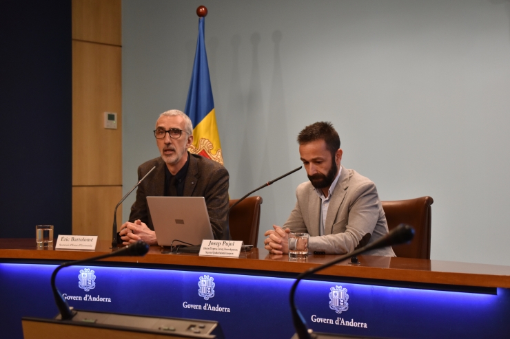 Eric Bartolomé, secretari d'Estat d'Economia, i Josep Pujol, director d'Empresa, Comerç, Desenvolupament, Seguretat i Qualitat Industrial i Transports, en la roda de premsa informativa sobre el procediment per accedir a les zones de baixes emissions.